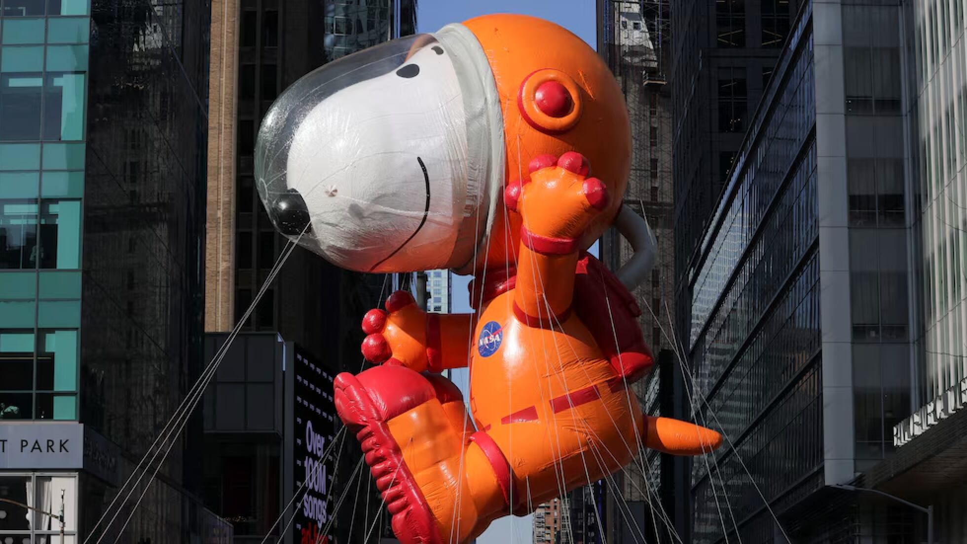 Mucho más que un simple galardón, el reconocimiento es un símbolo de reconocimiento profundo entre colegas, un recordatorio de que en cada misión espacial, la dedicación y el trabajo de miles de personas son cruciales para su éxito.