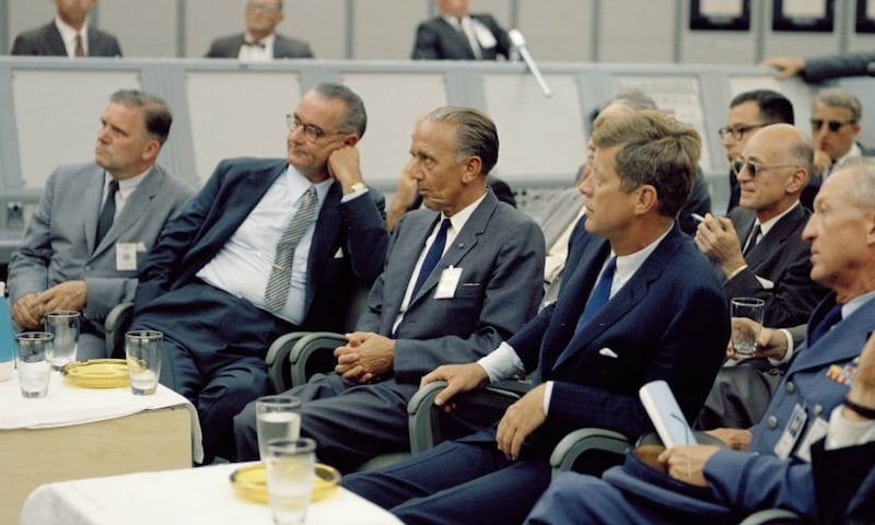 Lyndon B. Johnson, Kurt Debus y el presidente John F. Kennedy