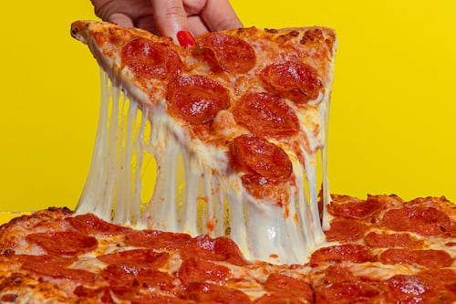 Cadena de pizzas resucita a las “micros amarillas” para celebrar su aniversario