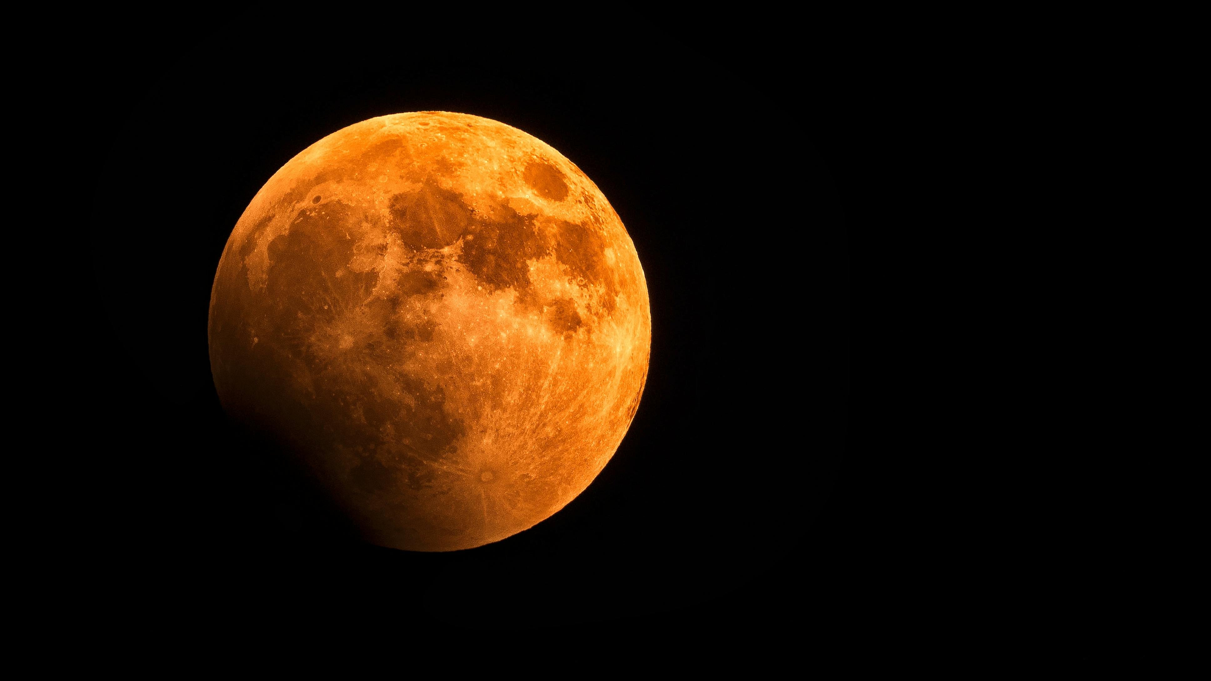 Foto de GEORGE DESIPRIS: https://www.pexels.com/es-es/foto/luna-de-sangre-1276314/