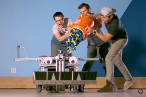 Exingeniero de la NASA fabrica un robot capaz armar un arte de Super Mario Bros con 100.000 piezas de dominó