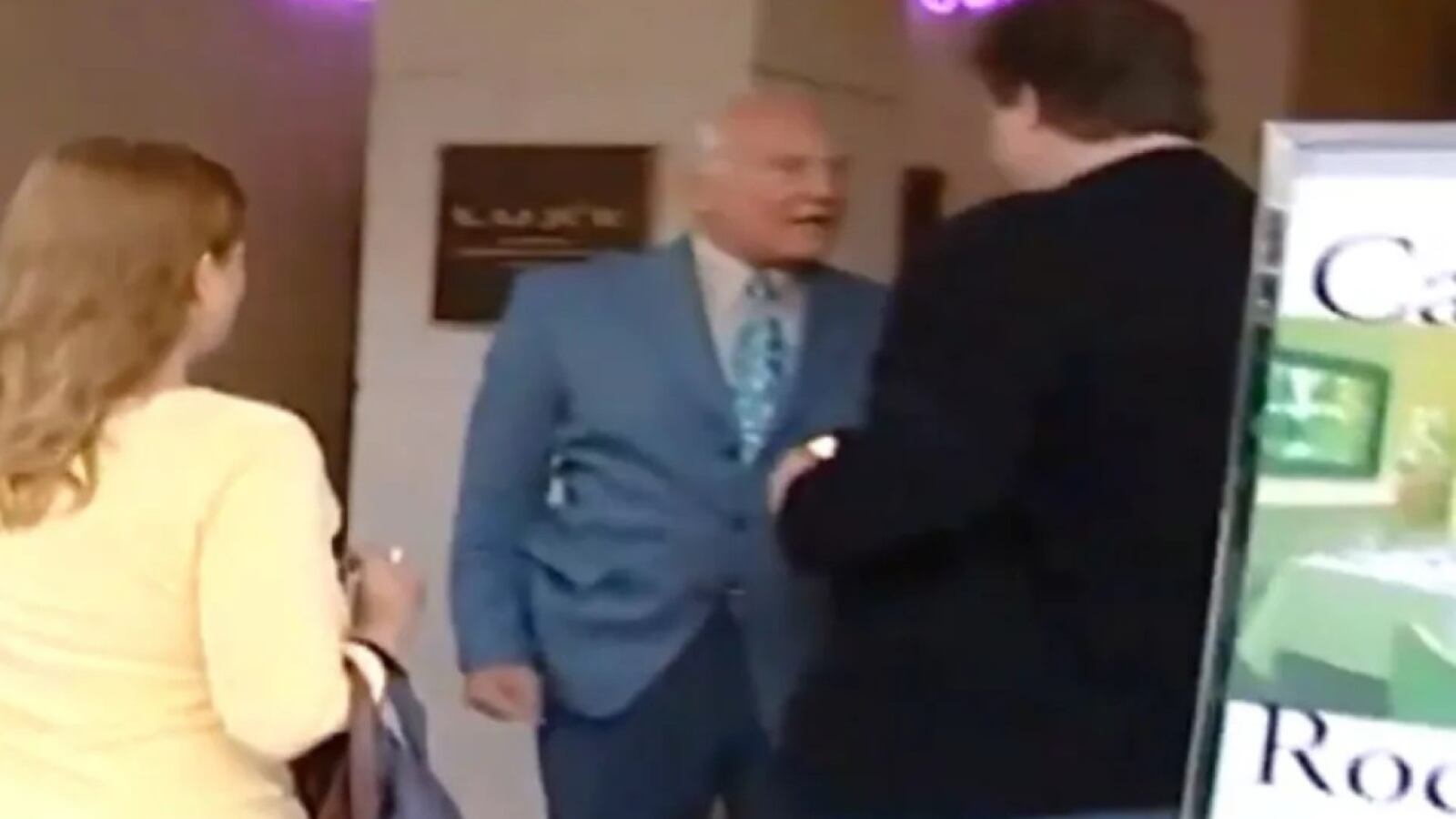 Buzz Aldrin durante el incidente en 2002