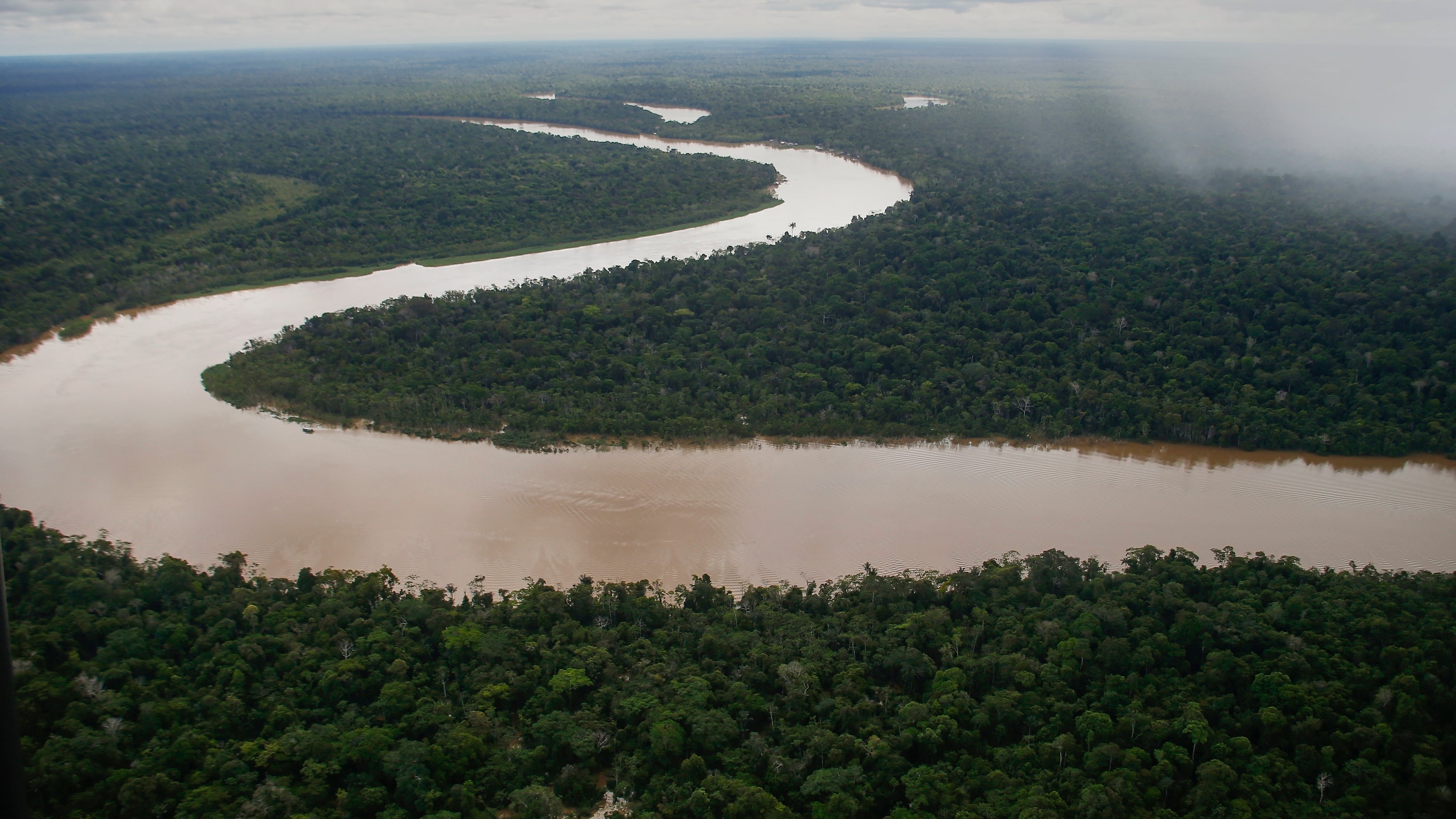 El río Itaquai atraviesa el territorio indígena del Valle de Javari, en Atalaia do Norte, estado de Amazonas, Brasil (AP).