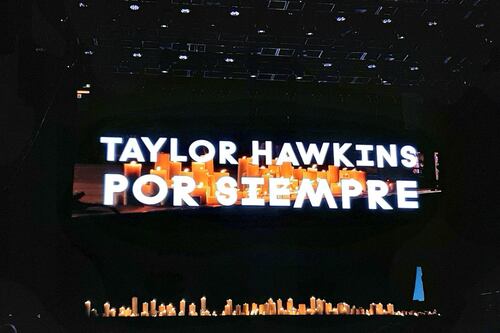 “Taylor Hawkins por siempre”: así fue el homenaje con velas que se realizó en el que hubiese sido su último escenario