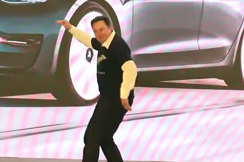 Elon Musk se pone a bailar durante un evento de Tesla en China