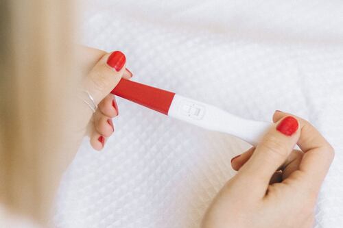 Primer test de embarazo con saliva sale a la venta: ¿Dónde lo pueden comprar?
