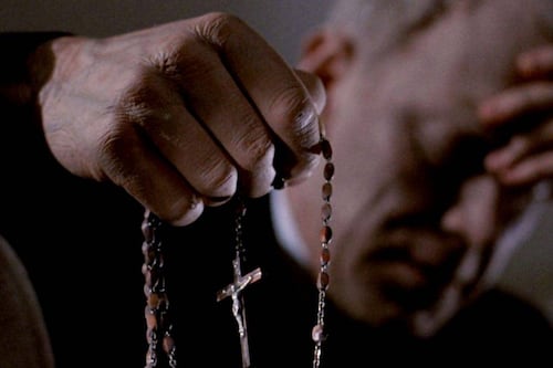 Obispo colombiano arrojará agua bendita desde un helicóptero para hacer un “exorcismo masivo”