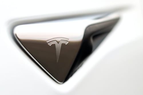 El uso del Autopilot disminuye la atención de los conductores de Tesla, según un estudio