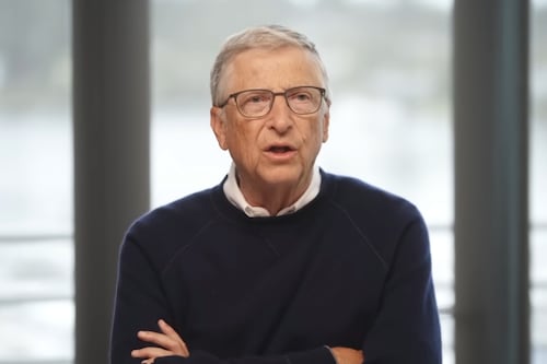 Varios expertos están contradiciendo a Bill Gates sobre el impacto de la IA en el trabajo