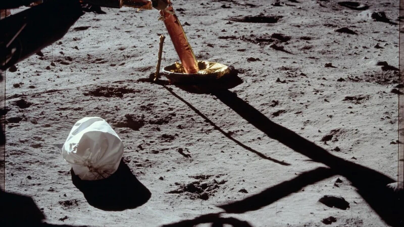 Bolsa jett en la Luna, dejada por el Apolo 11 en 1969