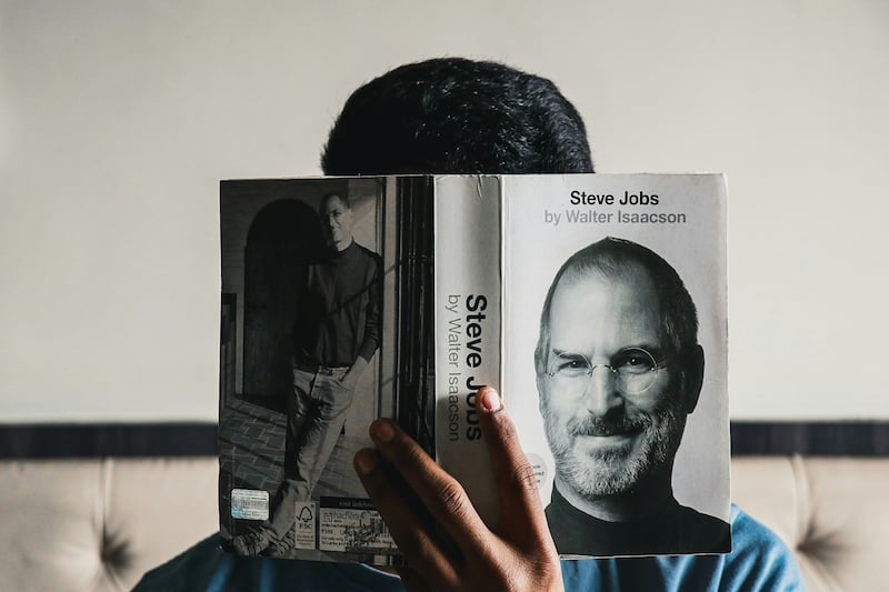Productividad
Steve Jobs consideraba que las reuniones, a menudo tediosas y disruptivas, interrumpen el flujo de trabajo y nos obligan a detener nuestras tareas.