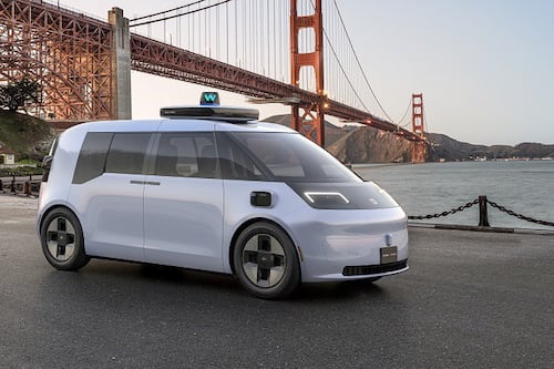 Mujer da a luz dentro de un robotaxi de Waymo que acelera la llegada al hospital