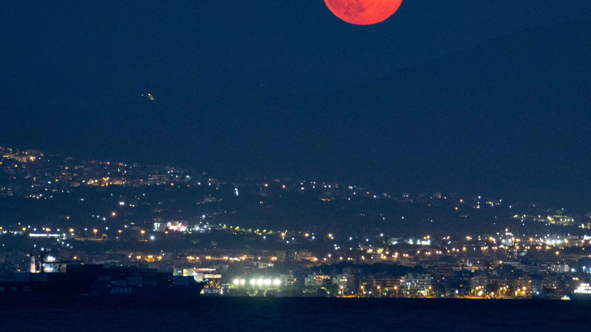 Luna de Esturión (agosto) vista sobre el monte Hortiatis en Grecia, ciudad de Tesalónica.