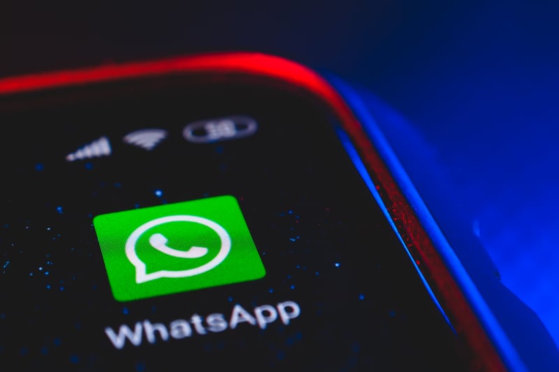 WhatsApp se vuelve translúcido con el despliegue global de su interfaz ‘Liquid Glass’