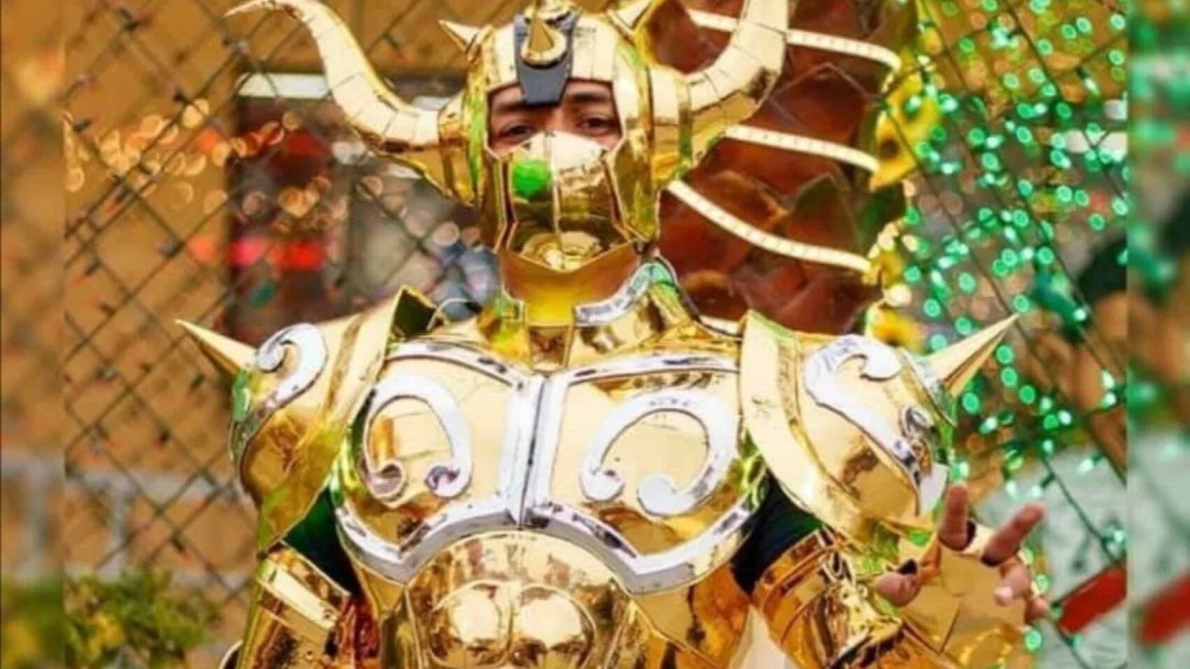 Jonathan López con su armadura de Aldebarán de Tauro.