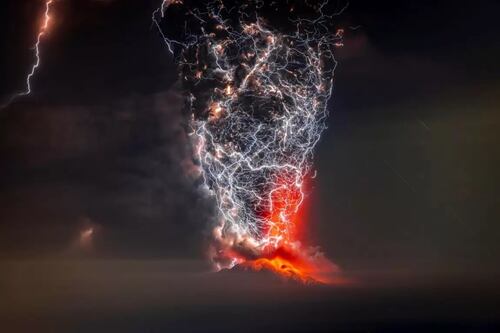 ¿Un portal al inframundo? Erupción del volcán Cabulco muestra como la electricidad se une con el magma