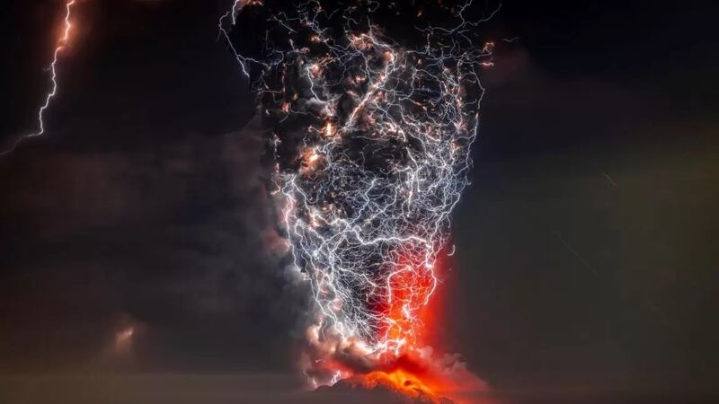 ¿Un portal al inframundo? Erupción del volcán Cabulco muestra como la electricidad se une con el magma