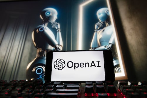 OpenAI y Jony Ive no logran darle personalidad a su IA: El dispositivo que quiere ser una voz en tu cabeza se retrasa