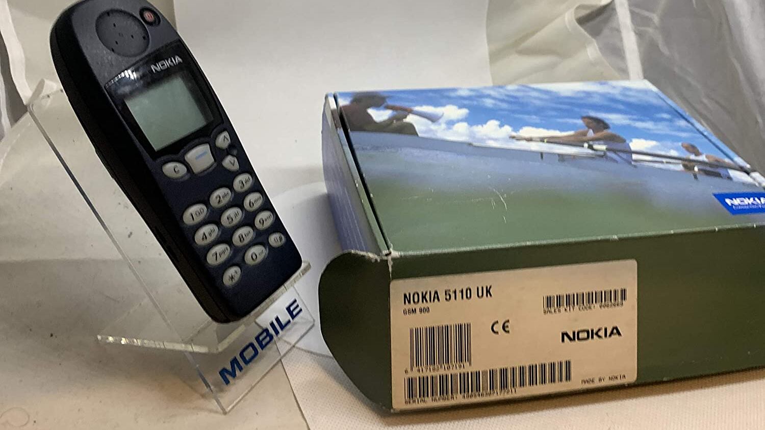 Nokia 5110 junto a su caja original.