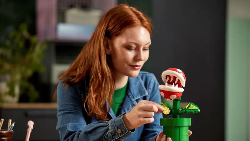El universo de Super Mario y Nintendo expande su presencia en la familia LEGO con su nueva planta piraña que parece salida del juego de la NES.