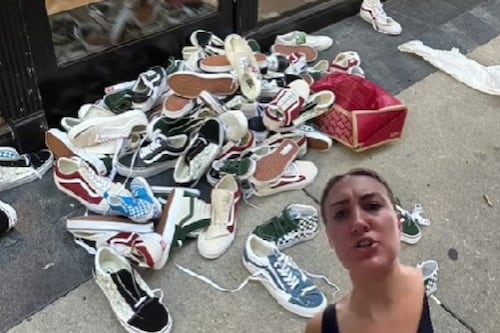 Vans destruyó decenas de zapatillas frente a su tienda por una asquerosa razón