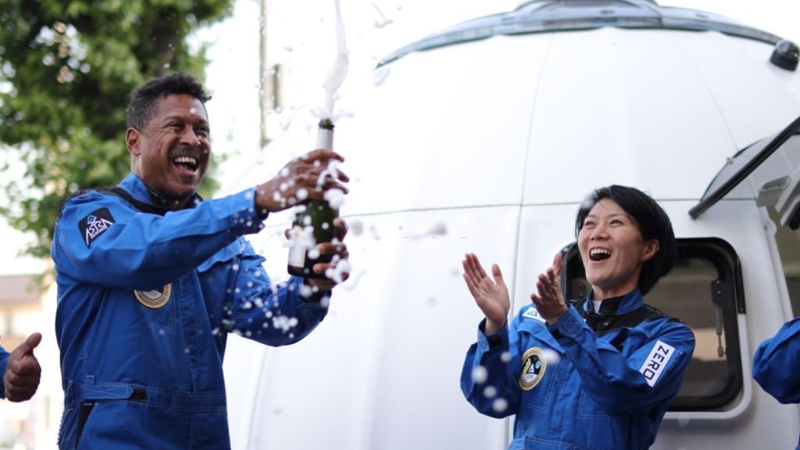Astronauta con una bebida alcohólica