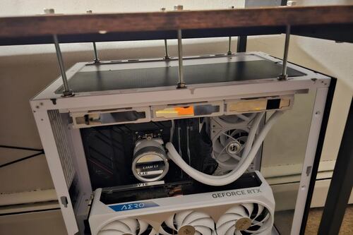 Usuario de Reddit se gana el rechazo tras mostrar como atornilló su PC de Gamer al escritorio