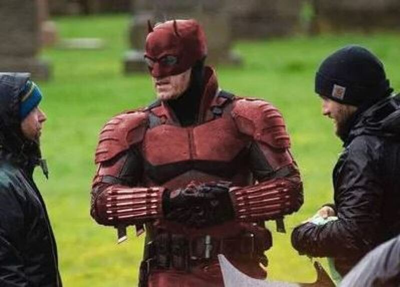 como Daredevil (pero con el traje de Batman en rojo)