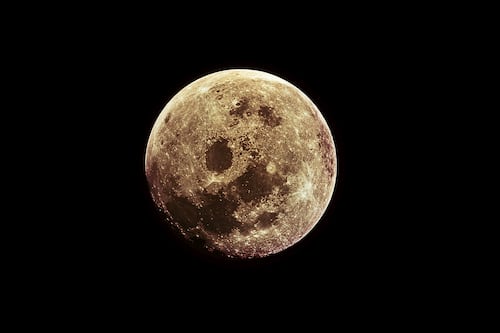 Una maravilla visual de la naturaleza: fotógrafo capta la Luna llena a través de los “Ojos de Dios”