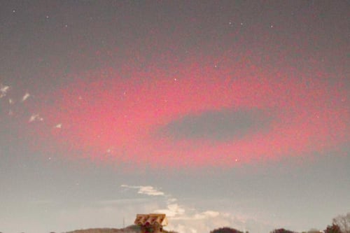 ¿Qué significa el extraño anillo rojo que se vio en el cielo nocturno de Italia?