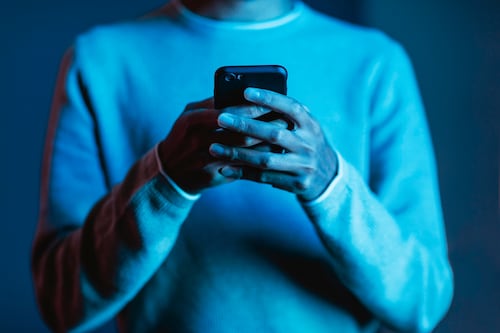 ¿Tu celular se comporta extraño? 3 señales críticas de que has sido hackeado y qué hacer antes de que vacíen tus cuentas