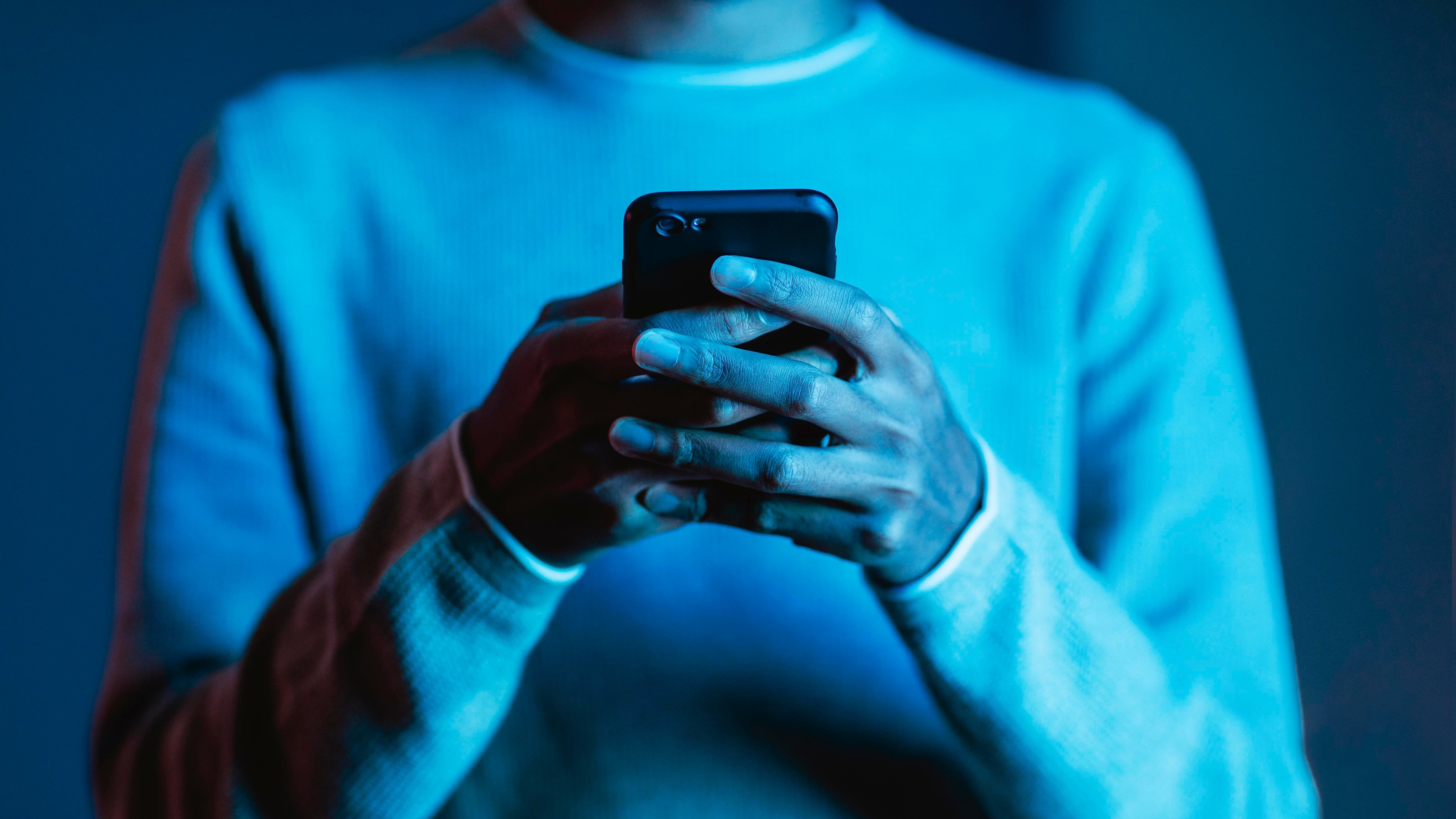 Debemos estar alertas ante señales de que alguien podría estar espiando nuestro teléfono celular. Foto: Freepik.