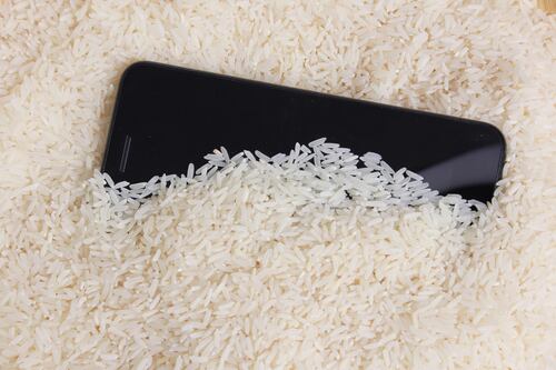 ¿Sirve meter el celular en arroz? Lo que debes hacer si tu smartphone cae al agua