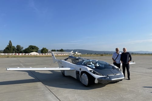 Político británico dice que en menos de tres años los cielos del Reino Unido estarán colmados de carros voladores