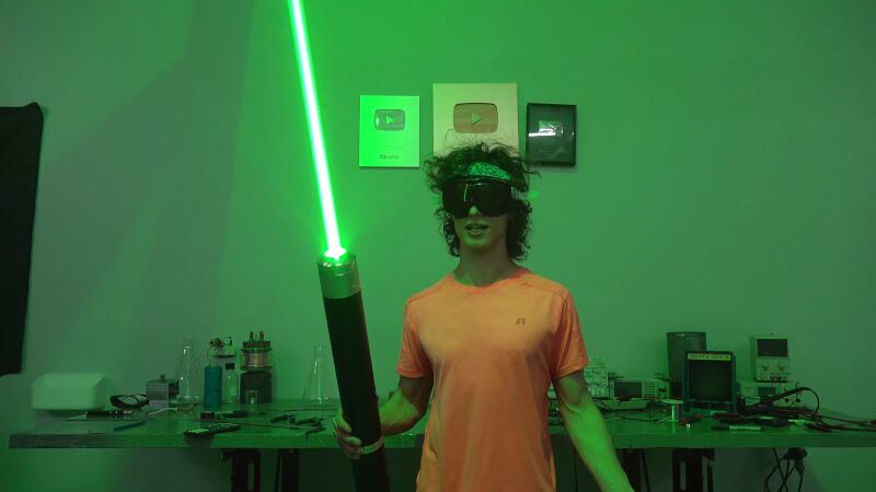 Un youtuber se ha tomado el tiempo de crear un puntero láser monumental, tan peligroso como su tamaño.