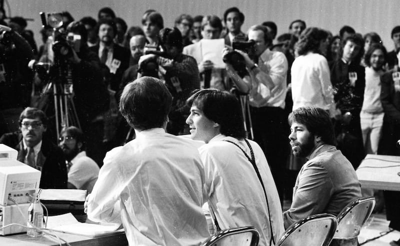 Steve Jobs (centro) y Steve Wozniak