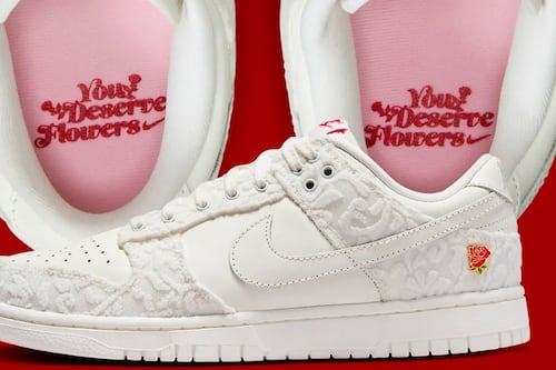 A Nike encerra o Dia dos Namorados com o lançamento das Dunk Low ‘You Deserve Flowers’