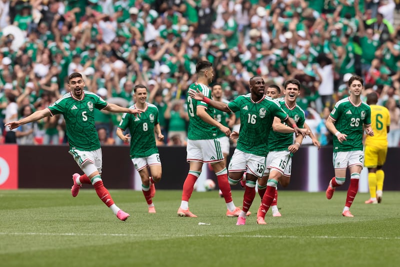 GR4212. CIUDAD DE MÉXICO (MÉXICO), 11/06/2026.- Julián Quiñones (3-d) de México celebra un gol este jueves, durante un partido del grupo A del Mundial de la FIFA 2026 entre México y Sudáfrica en el estadio Ciudad de México (México). EFE/ José Méndez