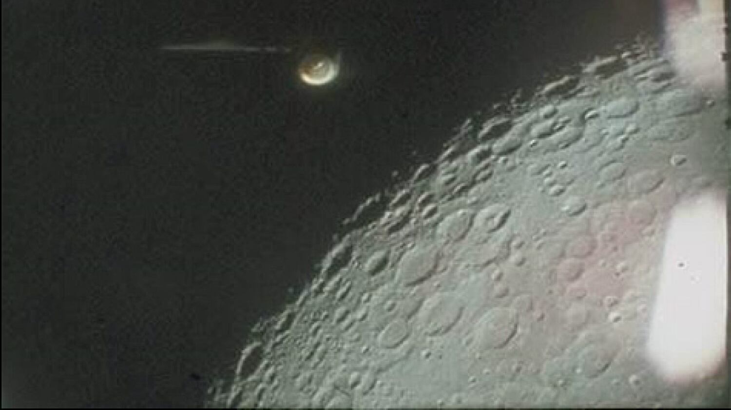 Fotograma del video captado por los astronautas del Apolo 16 con el presunto OVNI.