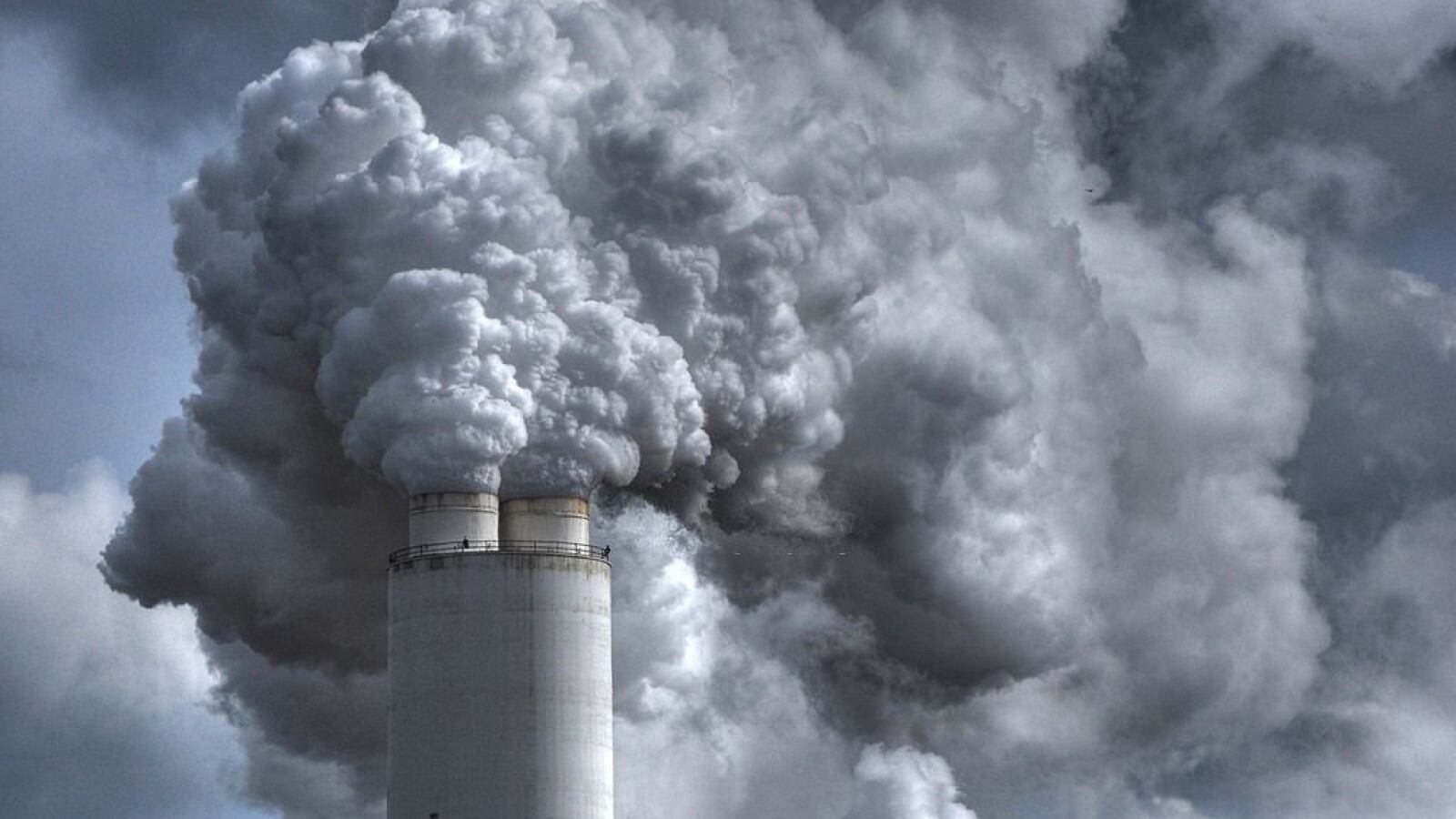 No, no es una imagen generada por Inteligencia Artificial. Es la foto de una chimenea industrial en Pleasant Prairie, Wisconsin.