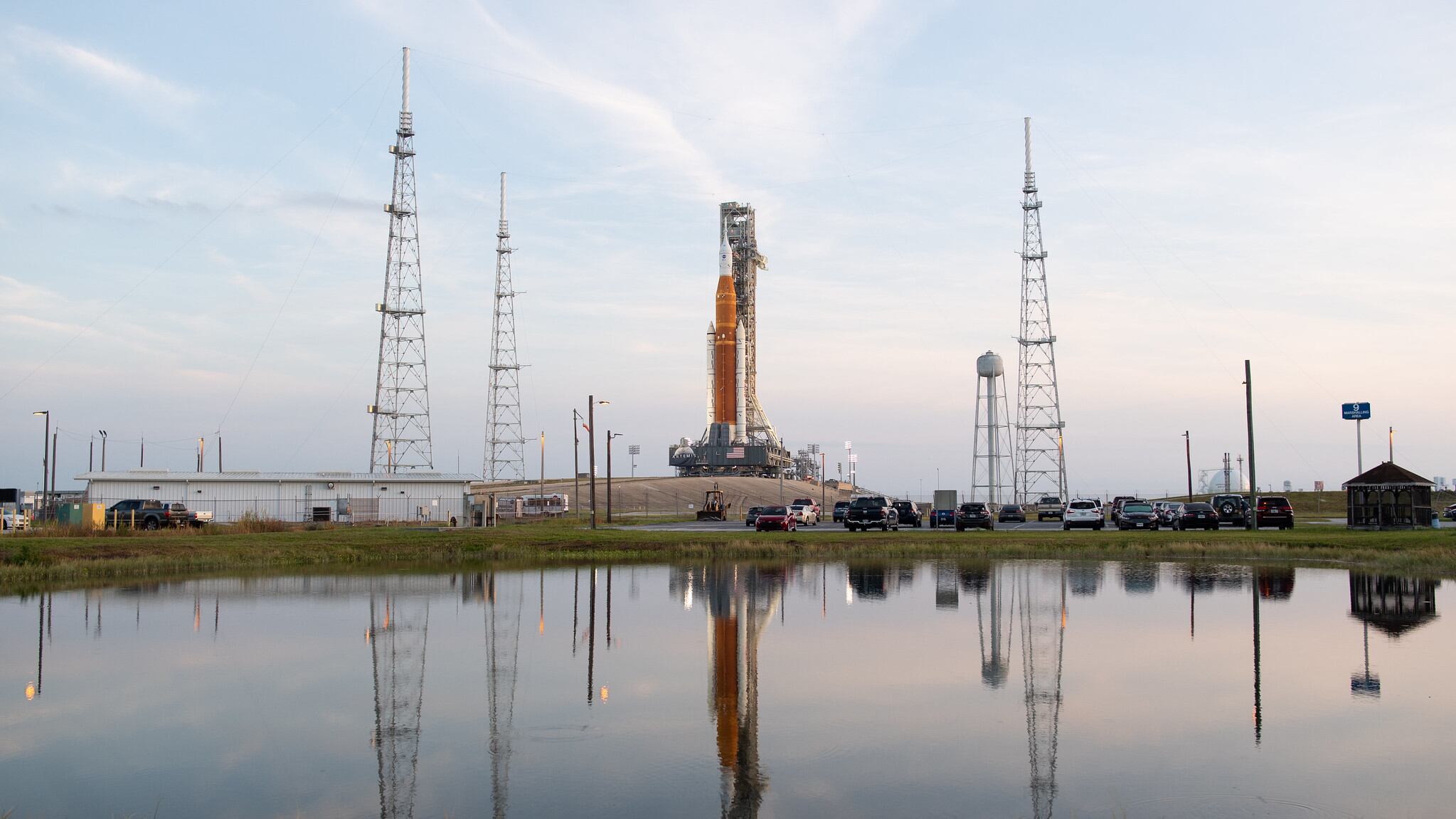 El cohete y la nave de Artemis en su base de lanzamiento.