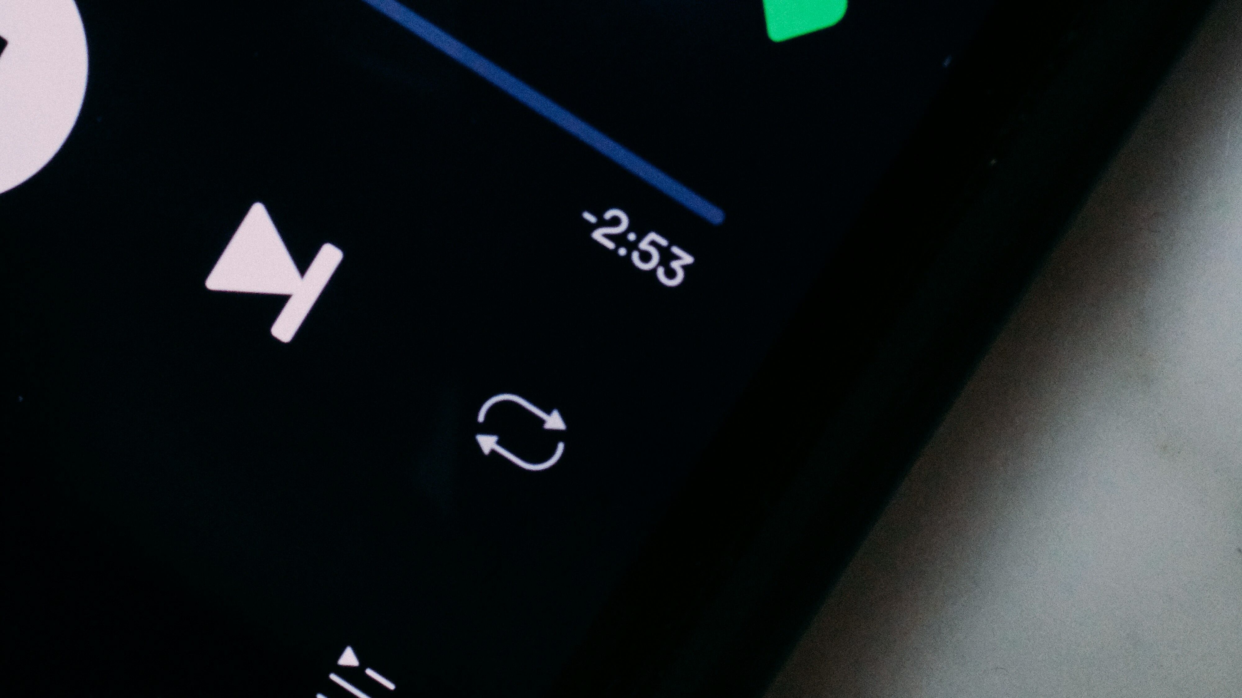 El intento de Spotify de monetizar una característica previamente gratuita es un ejemplo de cómo los cambios en los modelos de negocio pueden generar controversia entre los usuarios.