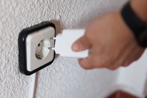 ¿Tu cargador es una bomba de tiempo? Cómo evitar incendios eléctricos en casa
