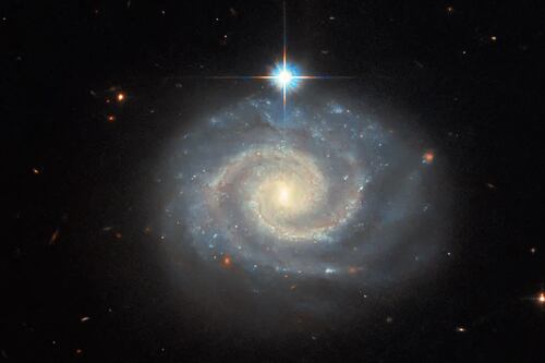Telescopio Espacial Hubble capta una galaxia con una “luz prohibida” que reta las leyes de física