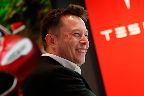 Elon Musk confirma robotaxi de Tesla a mitad de su peor crisis financiera