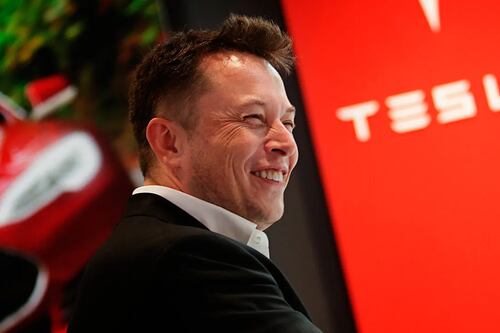 Elon Musk confirma robotaxi de Tesla a mitad de su peor crisis financiera