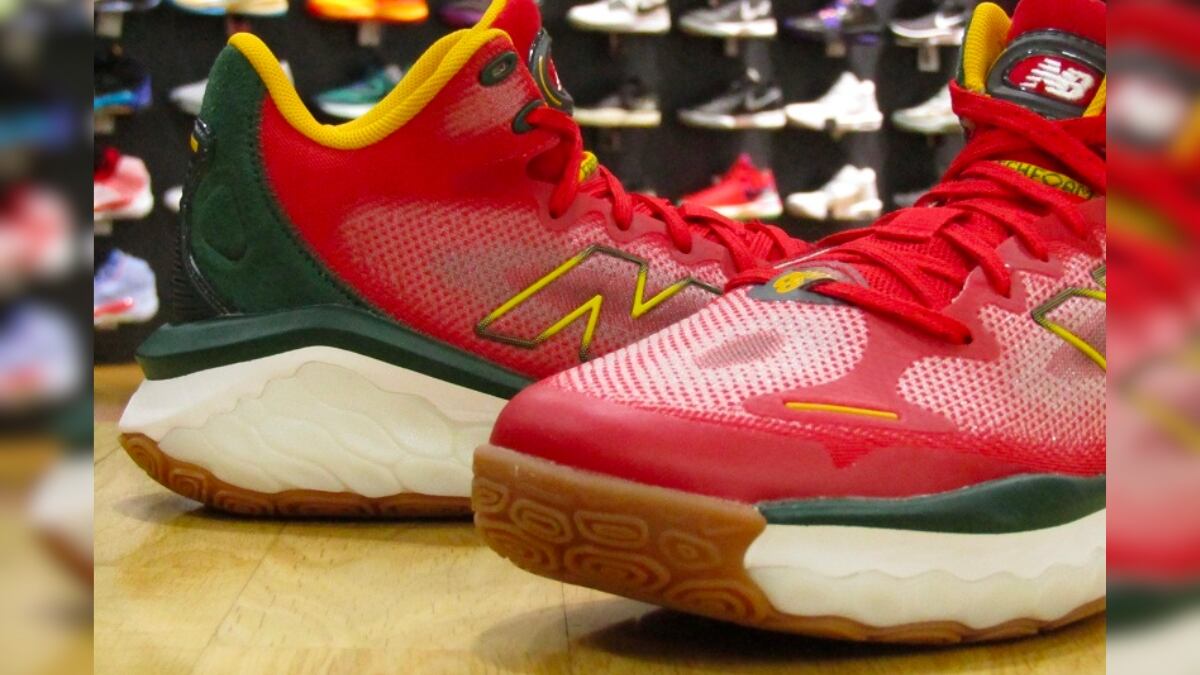 The New Balance Fresh Foam BB “Christmas” / Twitter @GALLERY2SHIBUYA