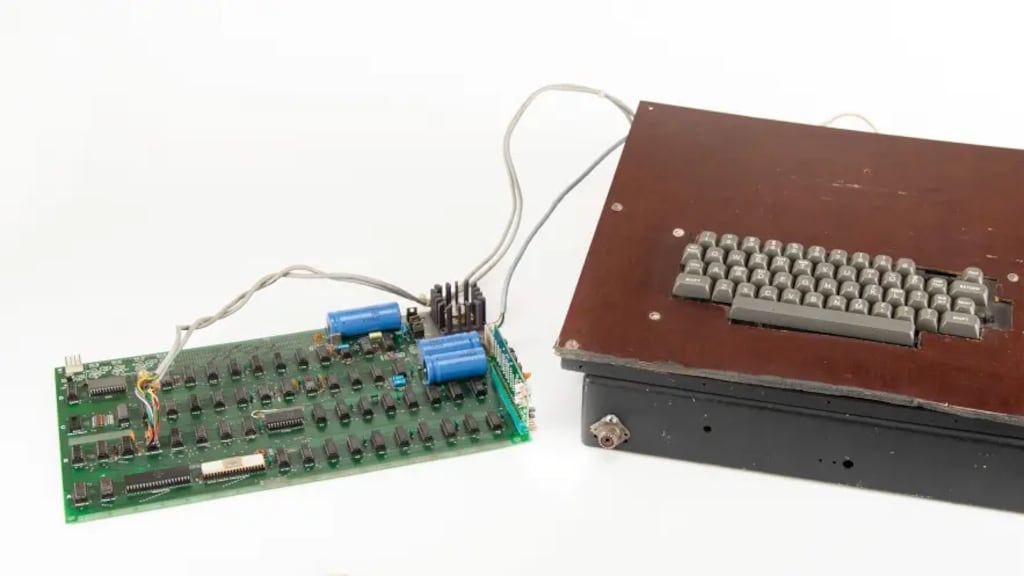 Una computadora Apple-1 ensamblada por Steve Jobs y firmada por Steve Worzniak está por salir a ser subastada.