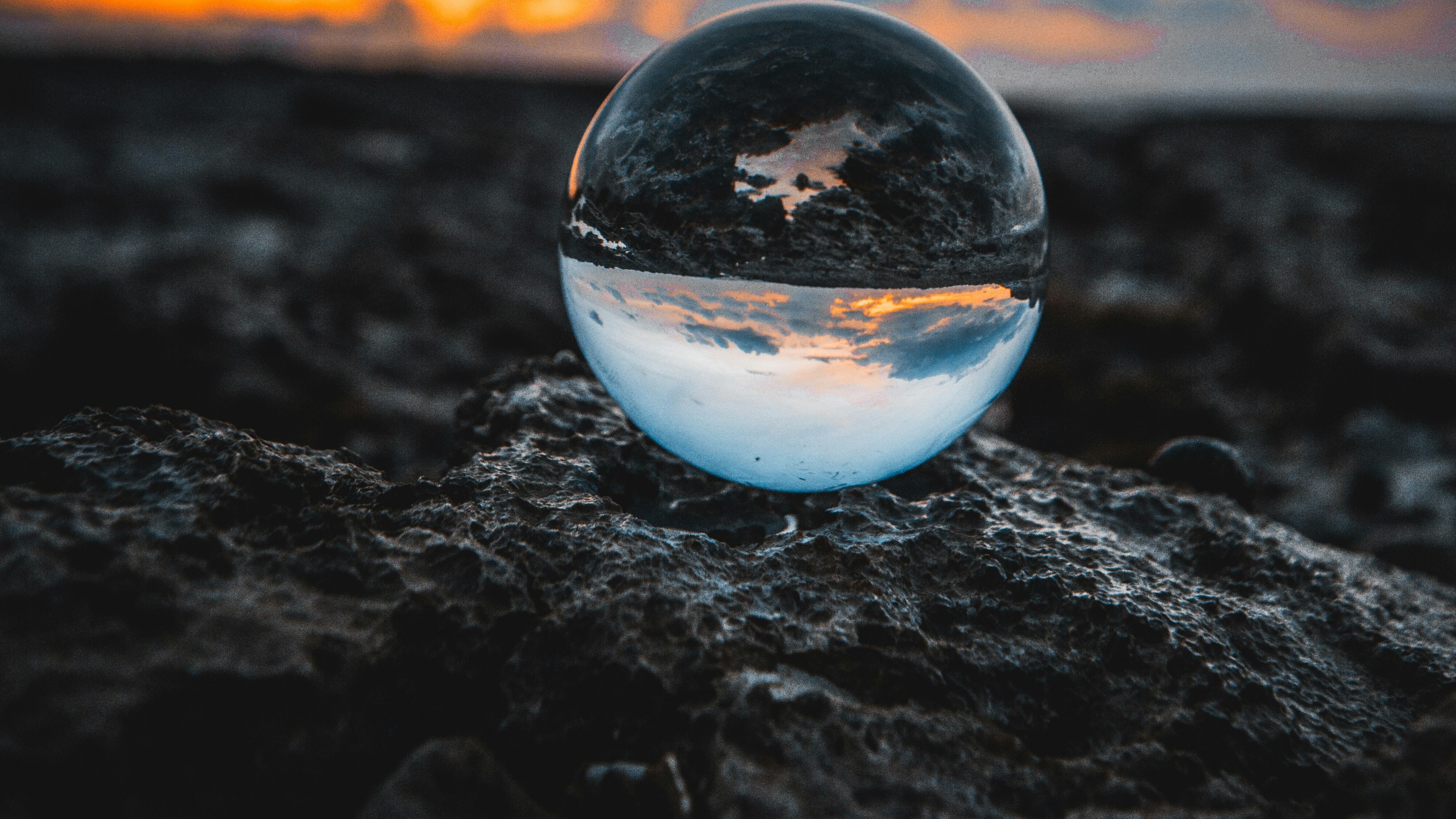 El hallazgo ha provocado un gran interés en la comunidad científica y plantea nuevas preguntas sobre el comportamiento dinámico del núcleo de la Tierra.
Utilizando datos sísmicos de terremotos y pruebas nucleares, los científicos han desentrañado un comportamiento complejo en las profundidades de nuestro planeta.