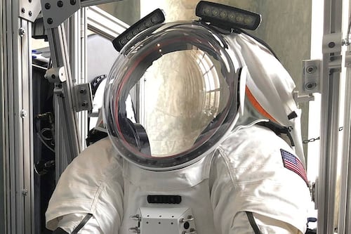 Este podría ser el nuevo traje espacial que la NASA utilizaría para volver a llegar a la Luna en 2024
